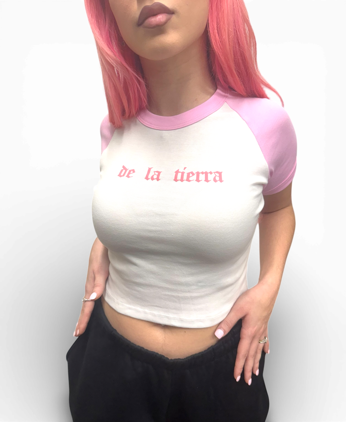 DE LA TIERRA CROPPED BABY TEE - WHITE/PINK